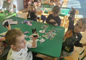 Dzieci tworzą koty z rolek papierowych