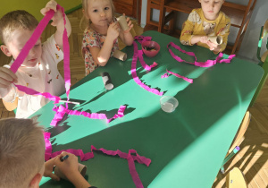 Dzieci wycinają paski bibuły