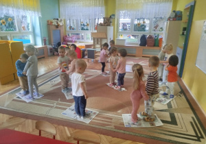 Dzieci podrzucają i chwytają kule zrobione z gazet