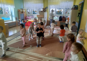 Dzieci podrzucają i chwytają kule zrobione z gazet