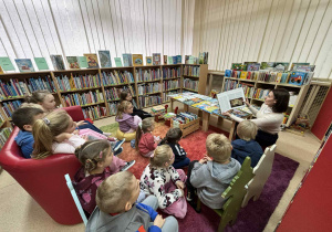 dzieci słuchają czytanej książki „Bercia i Orson”