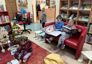 dzieci oglądają książki o zwierzętach