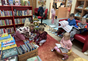 dzieci oglądają książki o zwierzętach