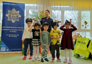 dzieci poznają sprzęt policyjny