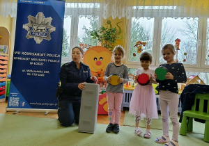 dzieci rozmawiają na temat bezpieczeństwa w ruchu drogowym