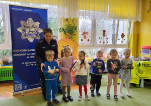 dzieci poznają sprzęt policyjny