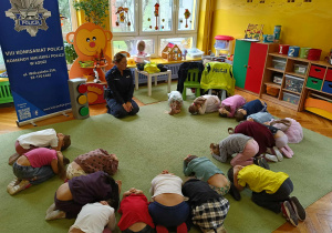 dzieci prezentują pozycję żółwia