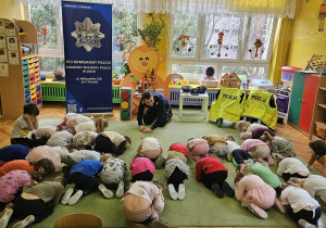 dzieci prezentują pozycję żółwia