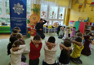 dzieci prezentują pozycję żółwia