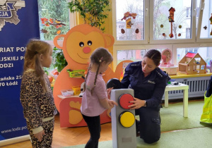 dzieci rozmawiają na temat bezpieczeństwa w ruchu drogowym