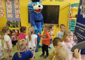 dzieci poznają Kota Prewencjusza