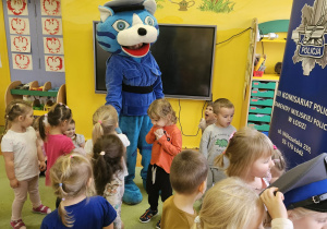 dzieci poznają Kota Prewencjusza
