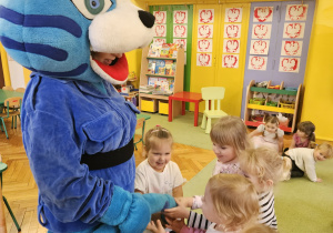 dzieci poznają Kota Prewencjusza