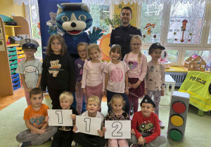 dzieci pozują do grupowego zdjęcia