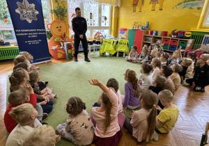 dzieci słuchają informacji na temat kontaktu z osobami obcymi