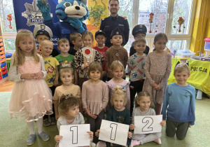 dzieci pozują do grupowego zdjęcia