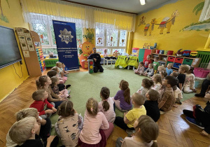 dzieci słuchają informacji na temat kontaktu z osobami obcymi