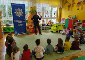 dzieci słuchają informacji na temat kontaktu z osobami obcymi