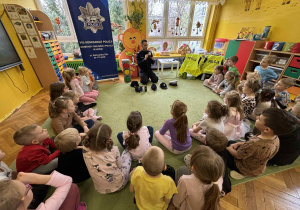 dzieci słuchają informacji na temat kontaktu z osobami obcymi