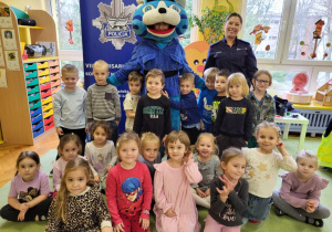 dzieci pozują do grupowego zdjęcia