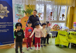 dzieci poznają sprzęt policyjny