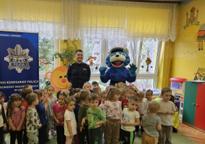 dzieci pozują do grupowego zdjęcia