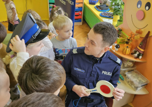dzieci poznają sprzęt policyjny