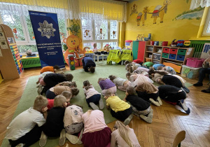 dzieci prezentują pozycję żółwia