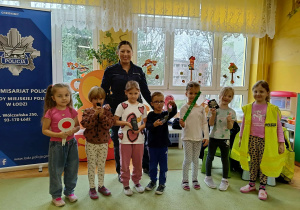 dzieci poznają sprzęt policyjny