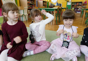 dzieci poznają sprzęt policyjny