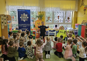 dzieci prezentują pozycję żółwia