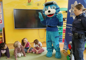 dzieci rozmawiają na temat bezpieczeństwa w ruchu drogowym