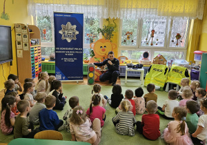 dzieci słuchają informacji na temat kontaktu z osobami obcymi