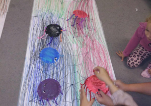 Pajączki w sieci. Praca wykonana przez rodziców i dzieci podczas warsztatów.