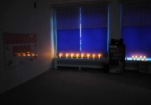 aciągnięte rolety, zapalone lampiony, relaksacyjna muzyka. W takim klimacie rodzice i dzieci ćwiczyli jogę.