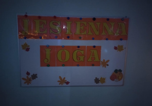 na tablicy zawieszony napis z nazwą warsztatów