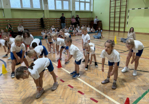 dzieci uczestniczą w prowadzonej rozgrzewce