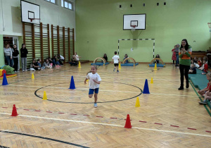 dzieci wykonują ćwiczenia podczas konkurencji