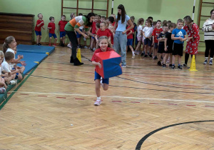 dzieci wykonują ćwiczenia podczas konkurencji