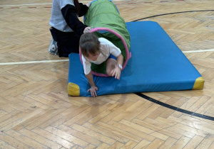 dzieci wykonują ćwiczenia podczas konkurencji