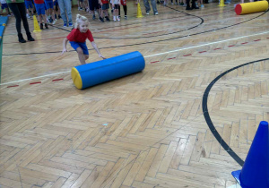 dzieci wykonują ćwiczenia podczas konkurencji