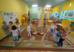 Dzieci tańczą przy piosence o misiach