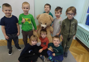 Chłopcy z grupy zielonej wraz z misiem.