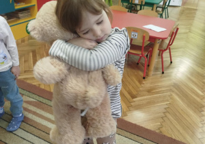 Dziewczynka przytula misia