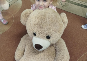 Dziewczynka przytula misia