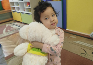 Dziewczynka przytula misia