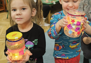 Dzieci pokazują zrobione lampiony.