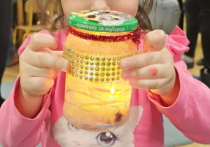 Dzieci pokazują zrobione lampiony.