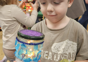 Dzieci pokazują zrobione lampiony.