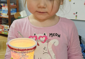 Dzieci pokazują zrobione lampiony.